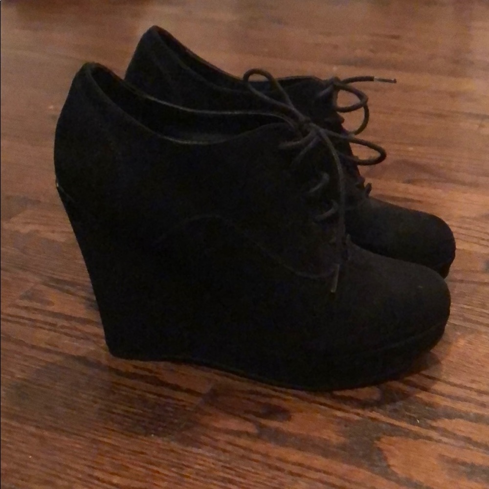 X-appeal black wedge suede tie front bootie